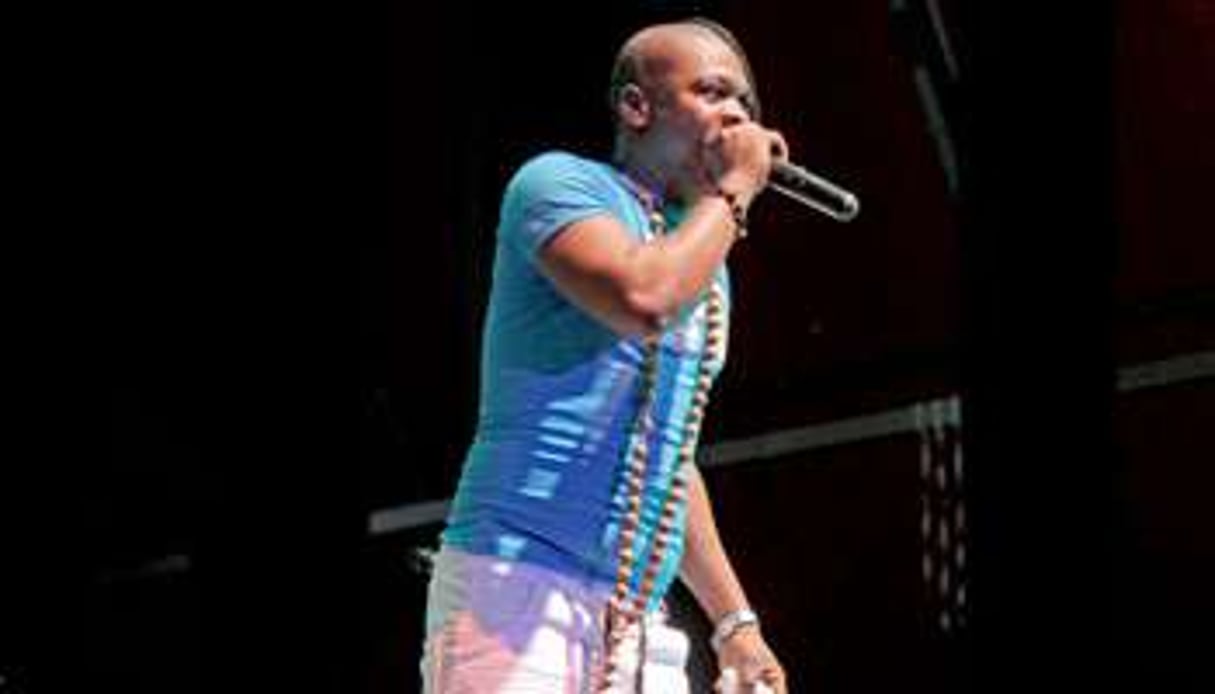 Youyou Mobangué met l’ambiance pour Roga Roga et les Extra-Musica. © Bonz communication