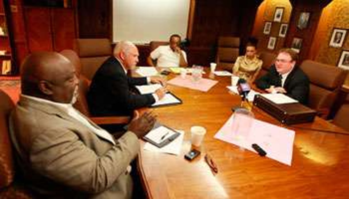 Jimmy Simmons de la NAACP (au centre), et John Abarr (à dr), dans un hôtel de Casper, le 31 août. © Alan Rogers/AP/Sipa