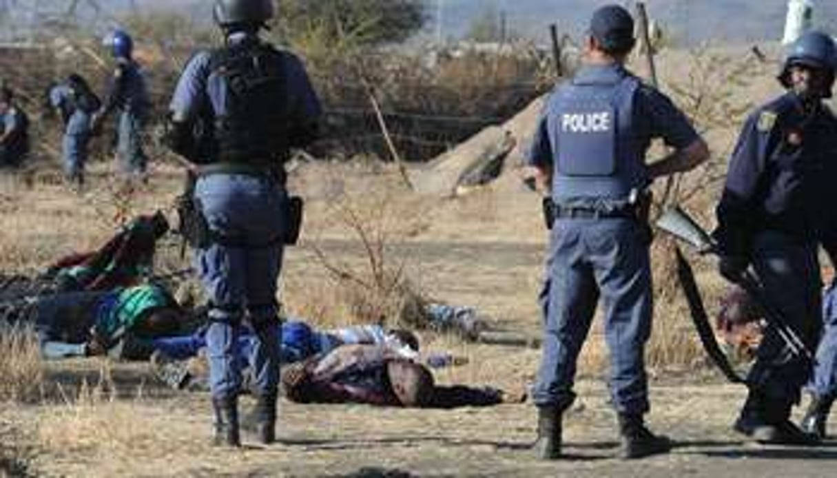 Policiers autour de cadavres, après la tragédie de Marikana © AFP/Stringer
