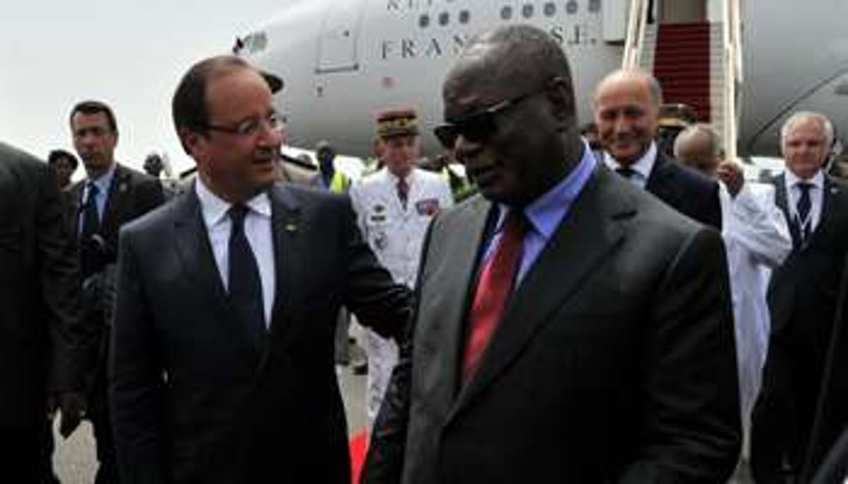 François Hollande et IBK à l’aéroport de Bamako le 19 août. © AFP