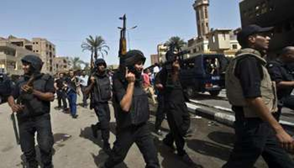 Des policiers patrouillent dans une rue de Kerdassa, le 19 septembre 2013 en Égypte. © AFP