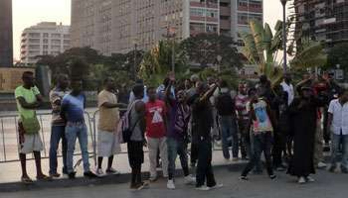 Un groupe de jeunes angolais, manifeste place de l’Indépendance à Luanda en mai 2013. © AFP/Estelle Maussion