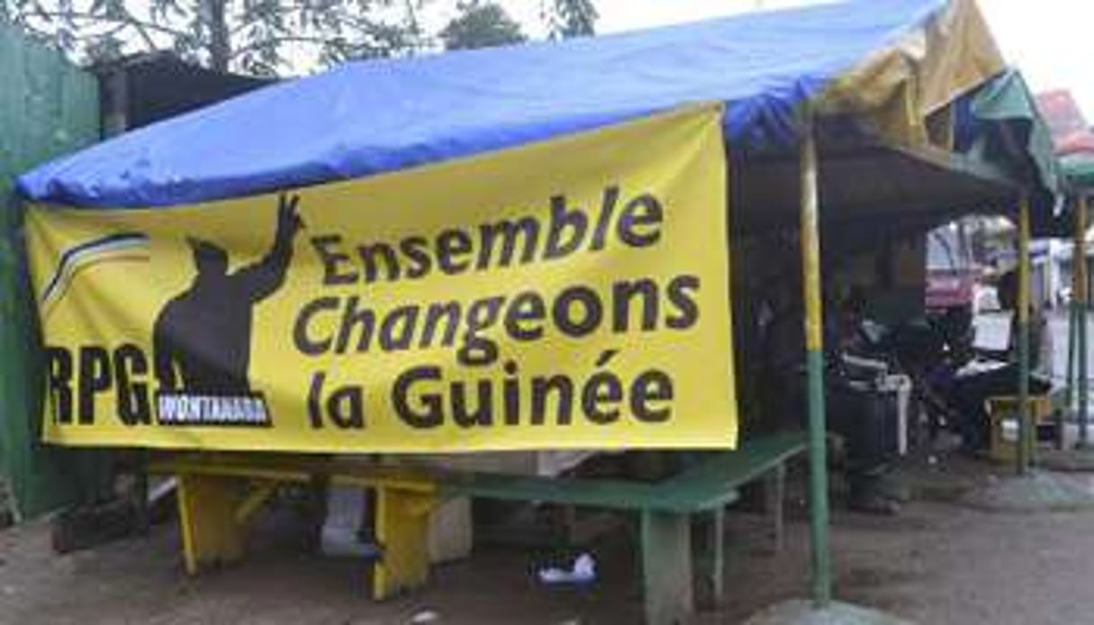 Affiche électorale pour le candidat Sidya Touré, le 31 août 2013 à Conakry. © AFP