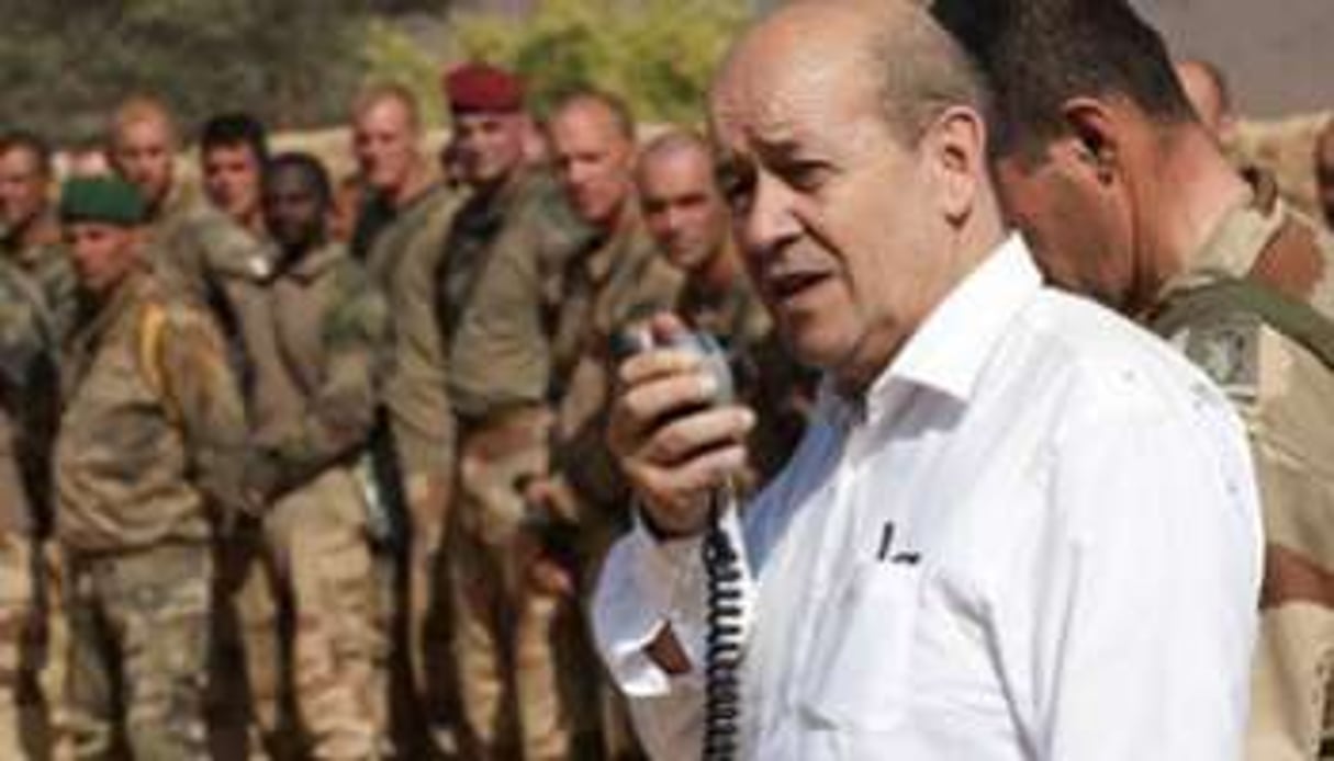 Jean-Yves Le Drian, ministre français de la Défense, en visite au nord du Mali en mars 2013. © Arnaud Roine / AFP