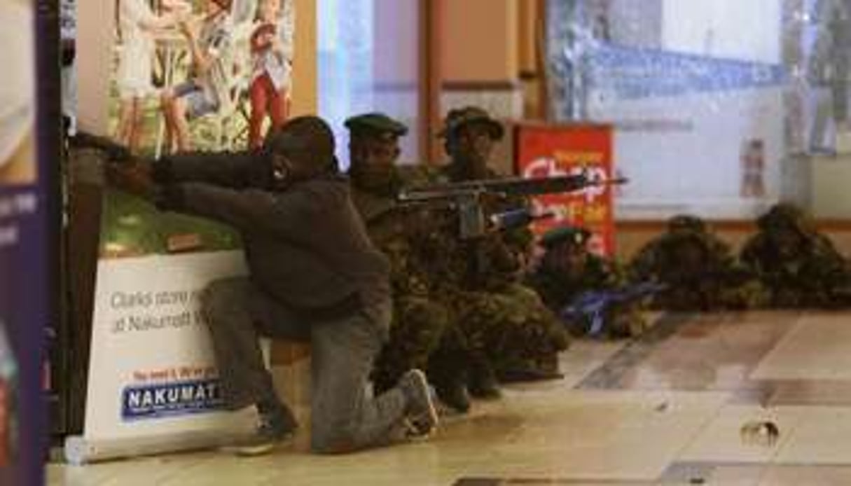Des soldats kényans en position dans le centre commercial. © AFP