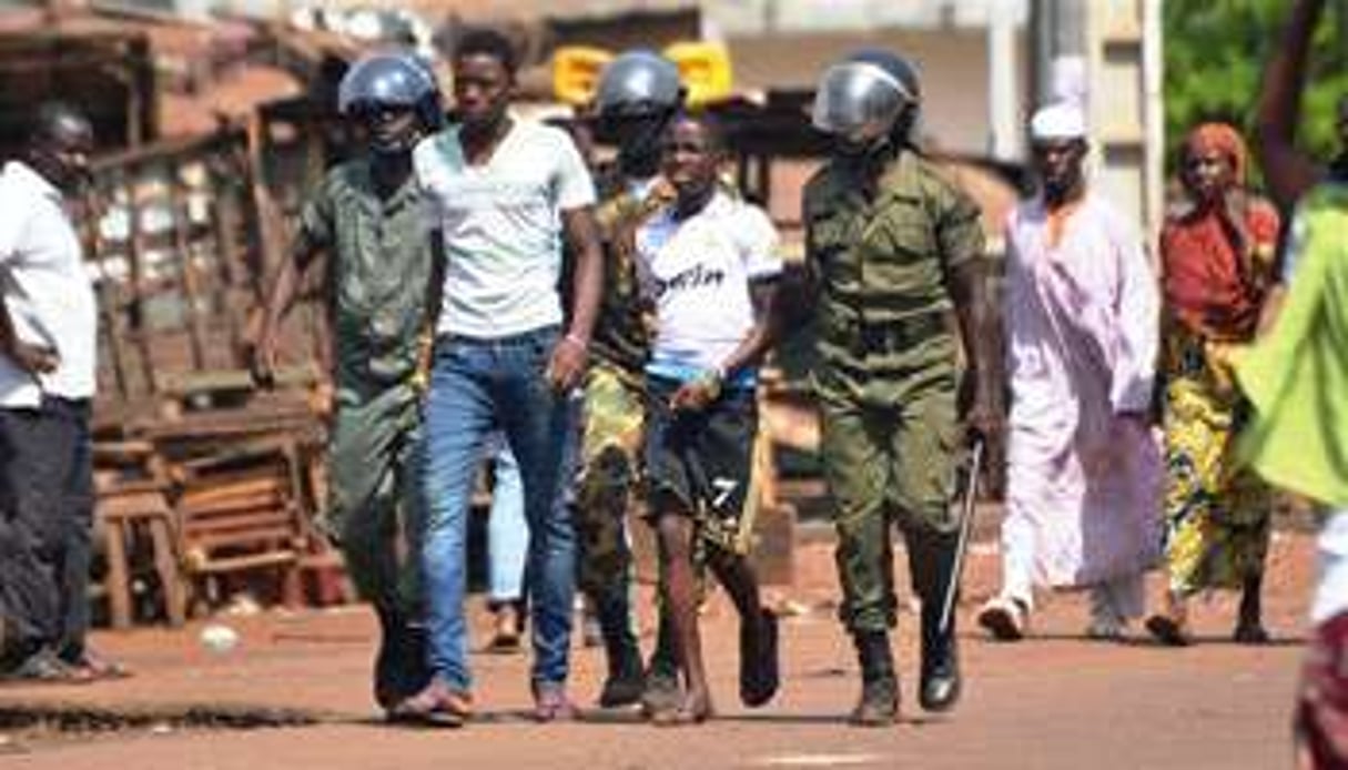 Des gendarmes guinéens arrêtent des personnes à Conakry après une manifestation, le 27 février. © AFP