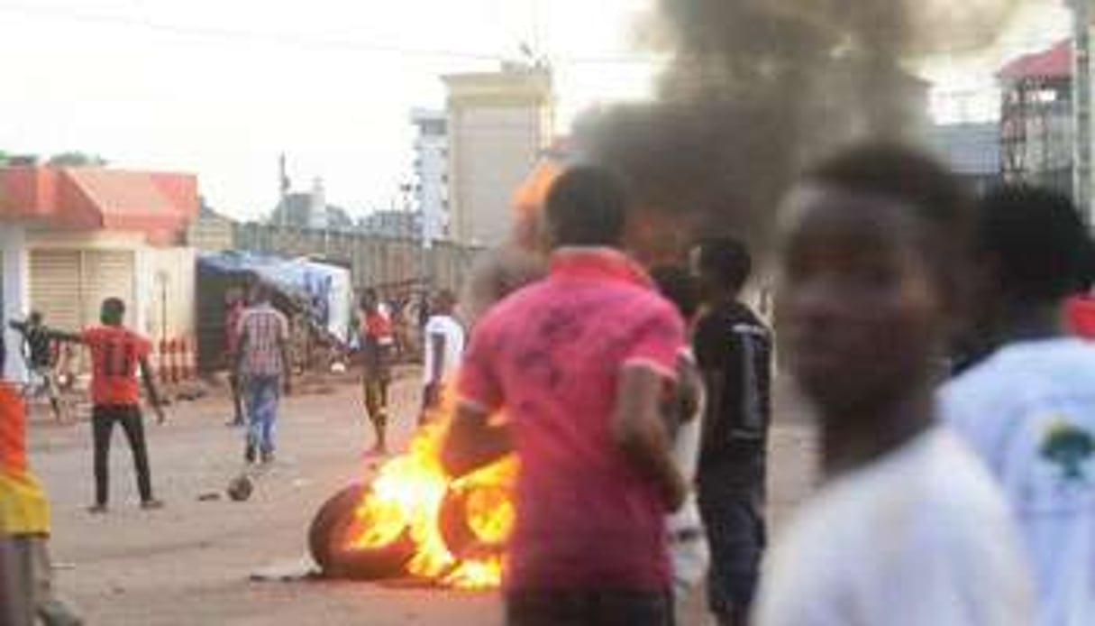 Affrontements entre policiers et manifestants à Conakry, le 22 septembre. © AFP