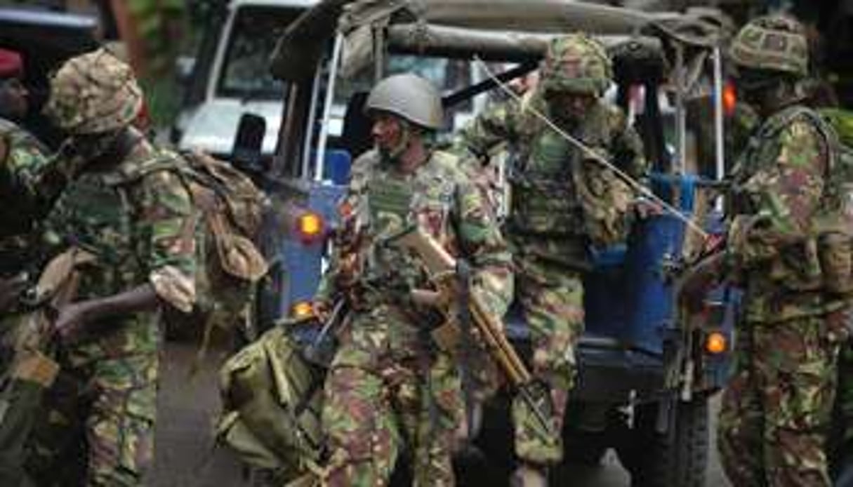 Des soldats des forces spéciales kényanes à l’extérieur du centre commercial Westgate à Nairobi © AFP