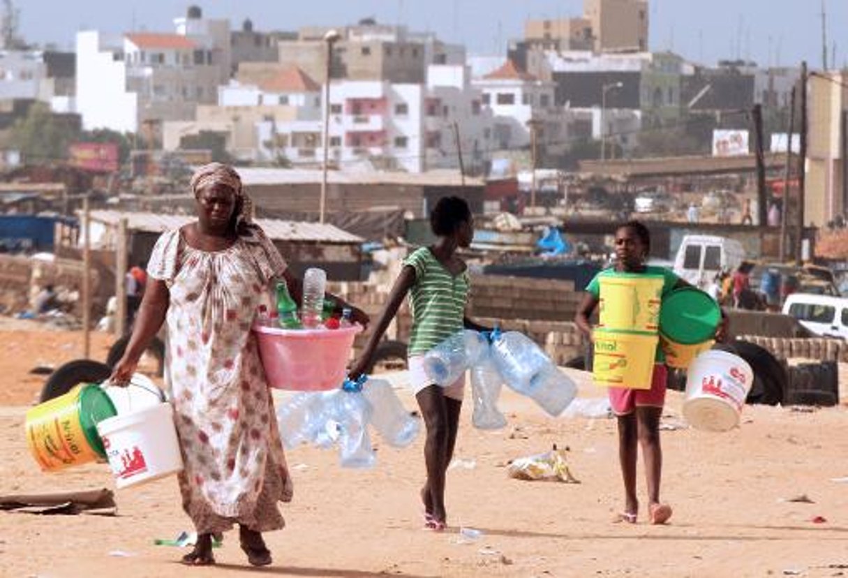 Pénurie d’eau persistante à Dakar, le gouvernement menace de sanctions © AFP