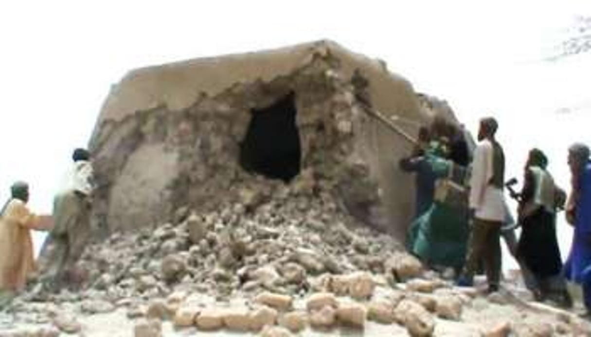 Des silamistes détruisent un mausolée à Tombouctou en décembre 2012. © AFP
