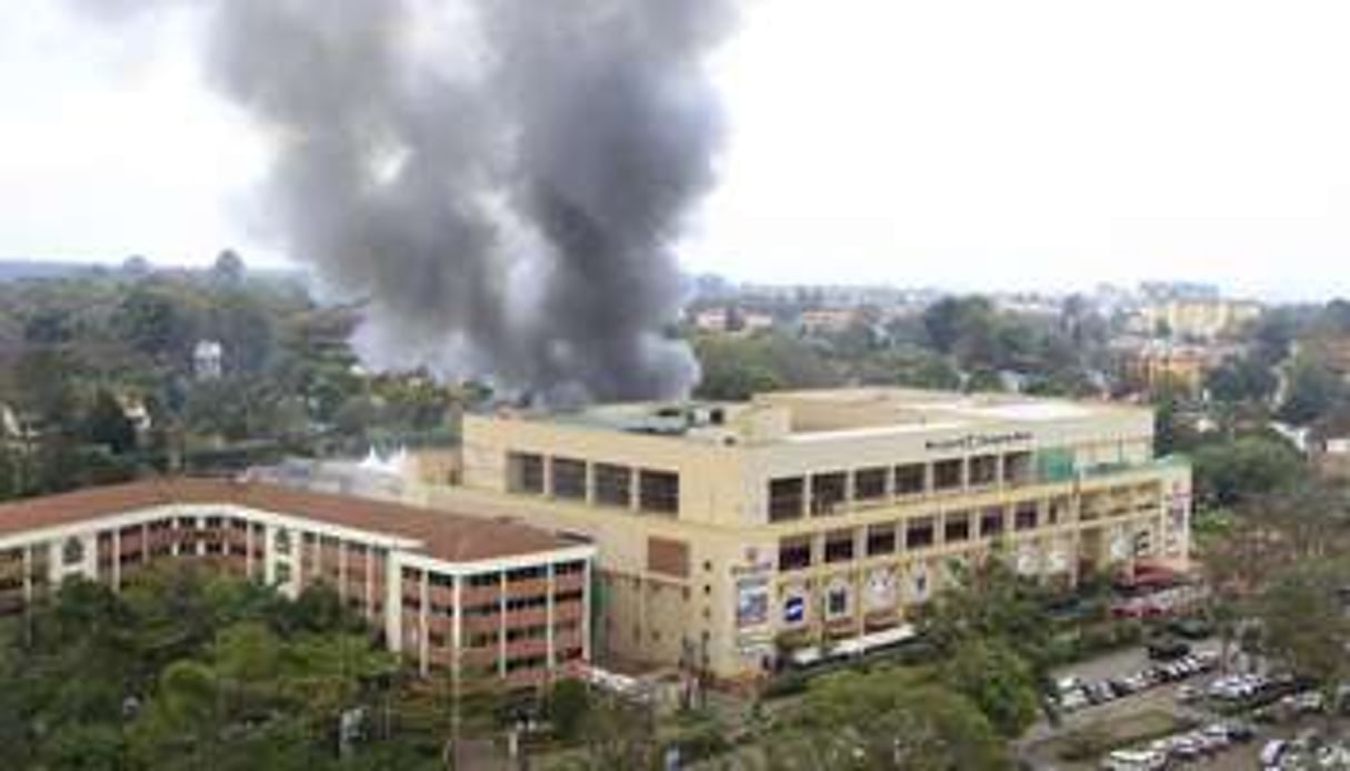 De la fumée noire s’échappe du toit du centre commercial Westgate, à Nairobi. © AFP