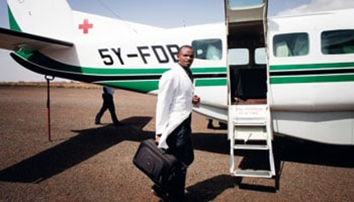 Un flying doctor du programme de médecine mobile de l’Amref, une ONG soutenue par le Club Santé Afrique qui réunit les groupes Bouygues, Sanofi et CFAO. © Amref