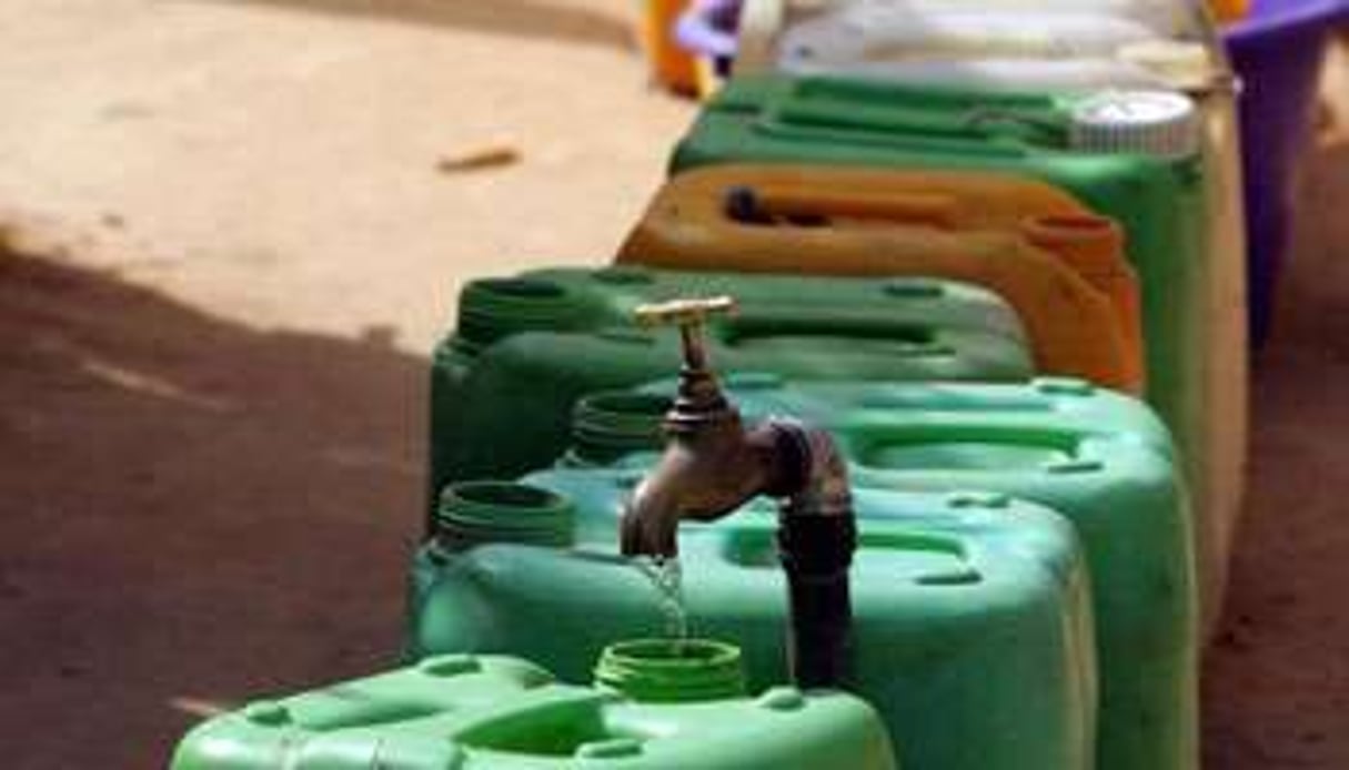 Dans de nombreux quartiers de Dakar, l’eau n’est plus disponible. © AFP