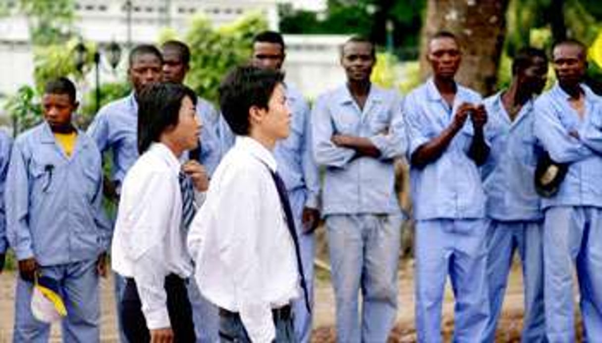 Cadres chinois et employés congolais de BTP China Railways Engineering, à Kinshasa en 2010. © Katrina Manson/Reuters