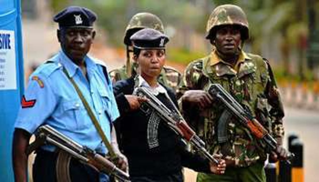 Soldats et policiers kényans devant le centre commercial de Westgate, le 26 septembre à Nairobi. © AFP