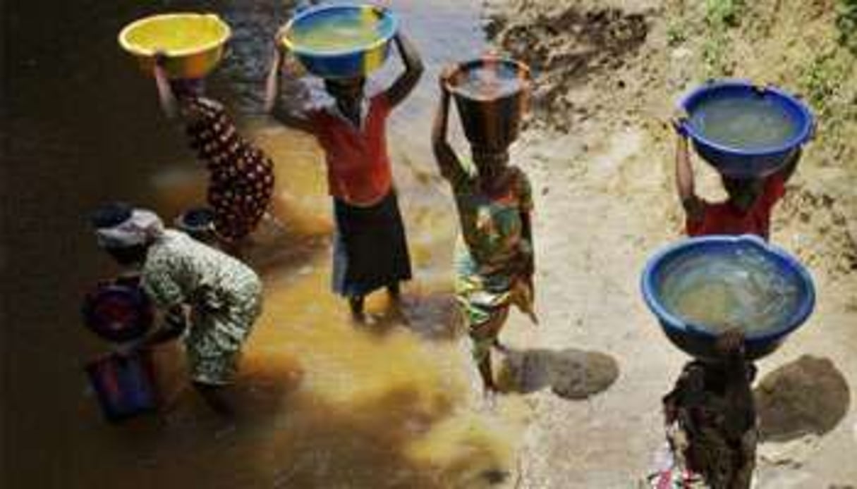Les Sénégalais s’organisent pour s’approvisionner en eau. © AFP