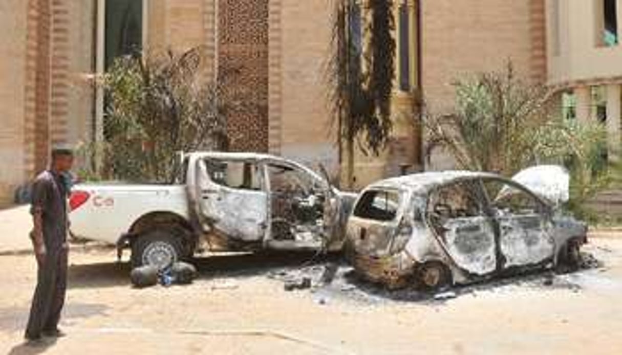 Des véhicules brûlés après des manifestations à Khartoum, le 26 septembre. © AFP
