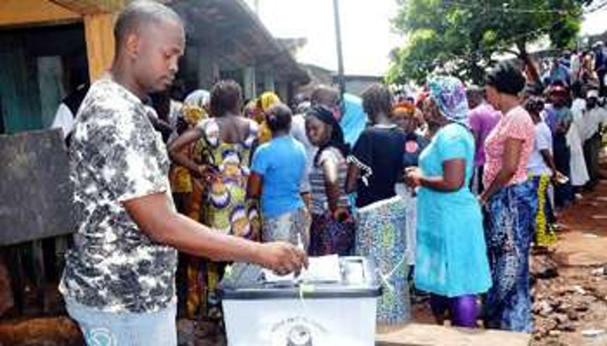 Un homme vote le 28 septembre 2013 à Conakry à l’occasion des élections législatives. © AFP