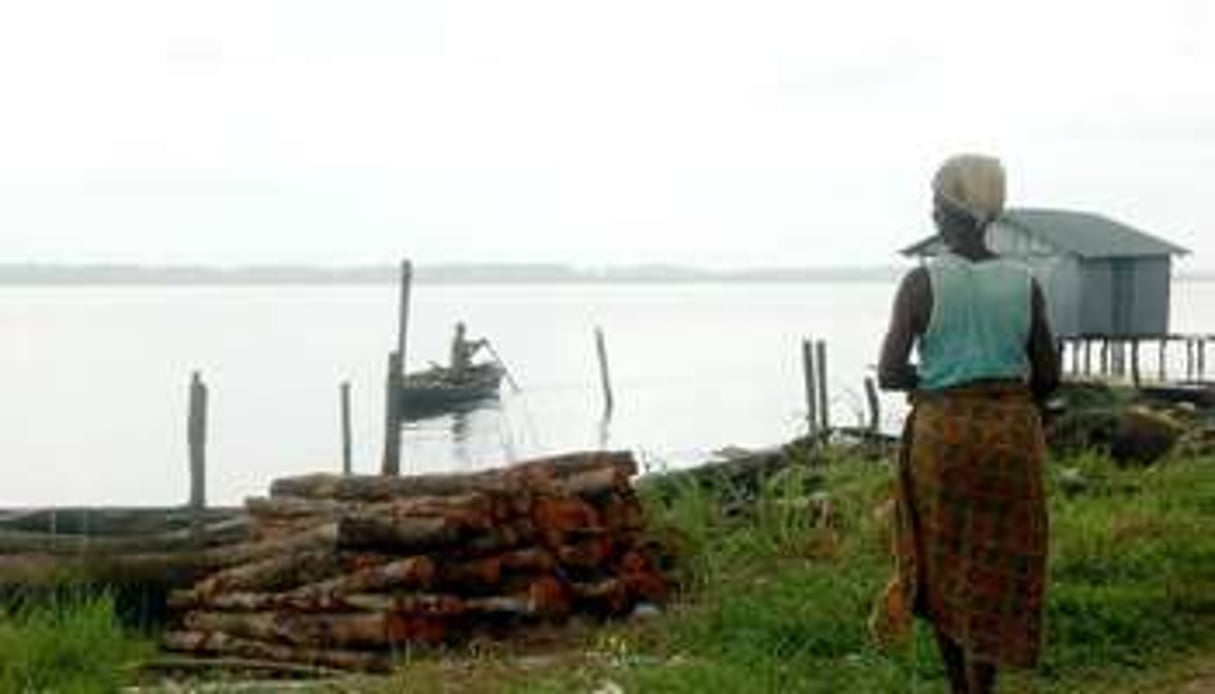 Une femme attend le retour d’un pêcheur dans le delta du Niger. © AFP