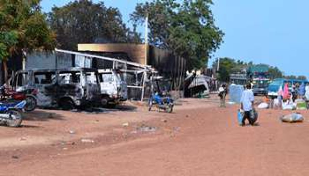 Des voitures et des habitations dévastées après une attaque de Boko Haram à Benisheik. © AFP