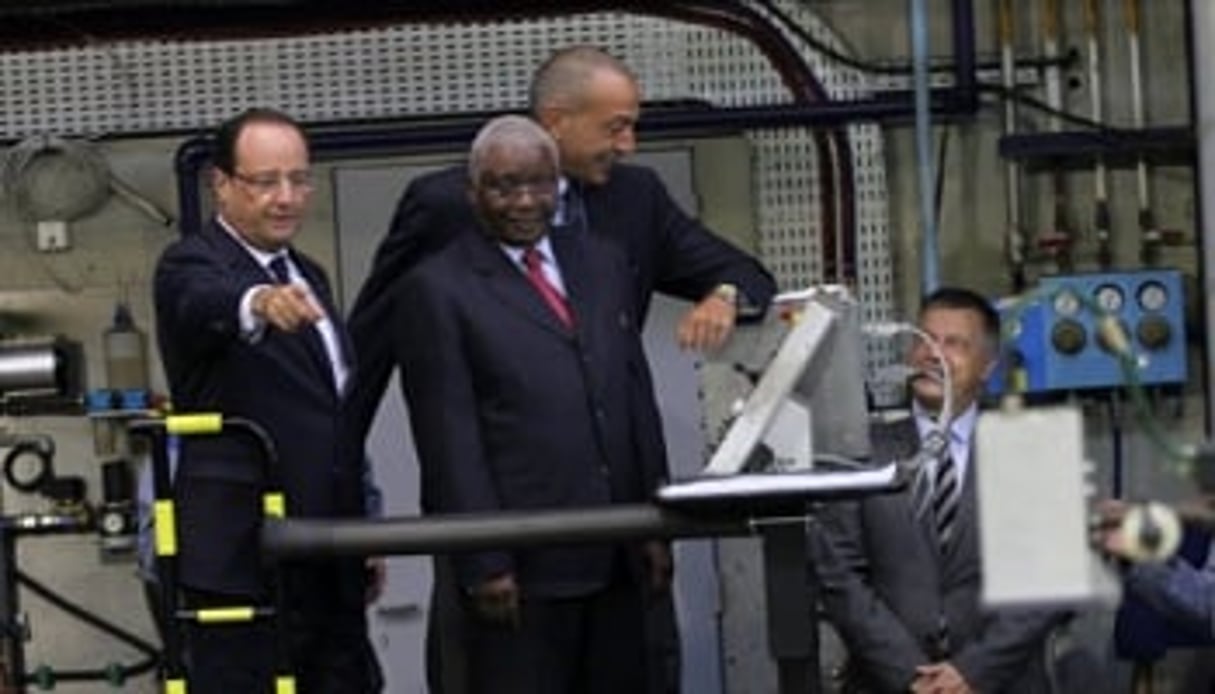 Le président français François Hollande et son homologue mozambicain Armando Guebuzza visitent les Constructions marines de Normandie. DR