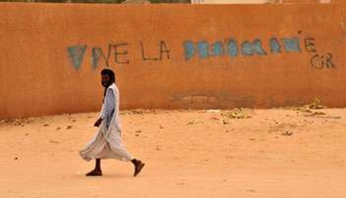 Un grafiti réclamant la démocratie dans une rue de Nouakchott. © AFP