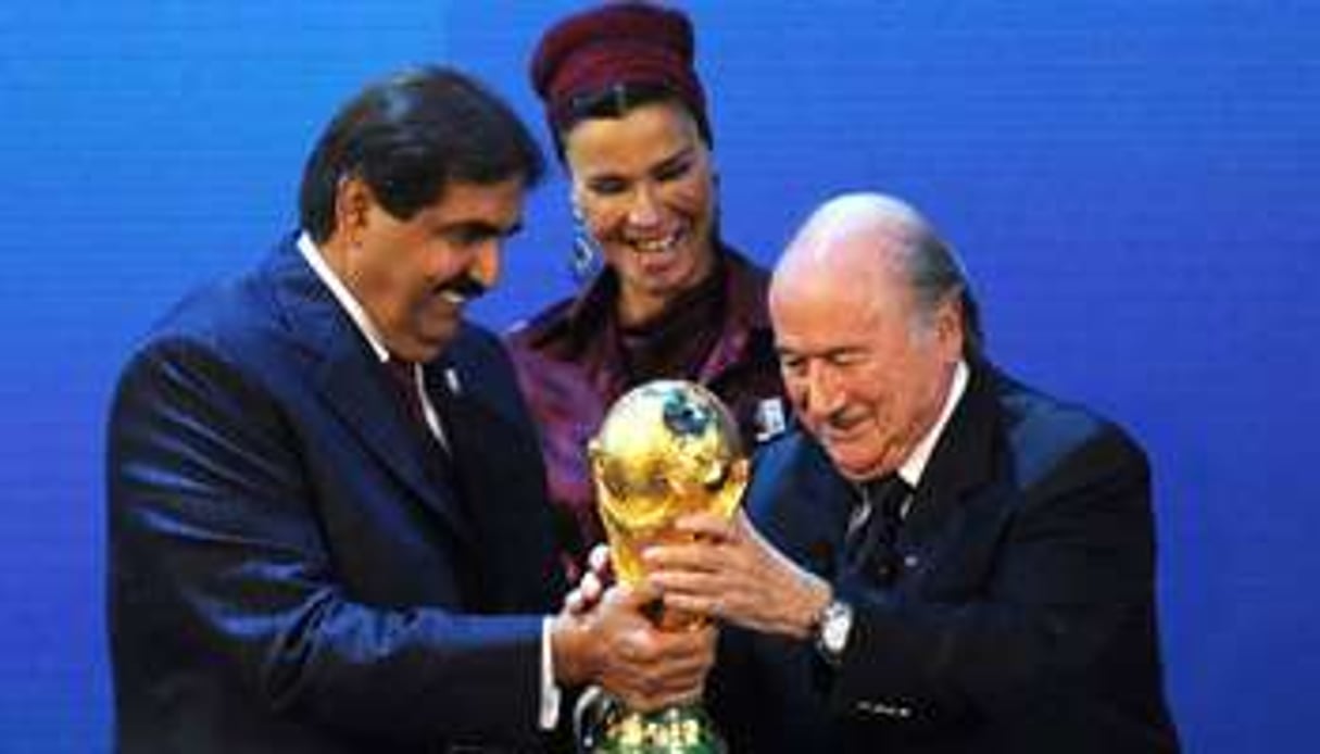 L’ex-émir du Qatar, Hamad Ben Khalifa al-Thani, sa femme et Sepp Blatter, le 2 décembre 2010. © AFP