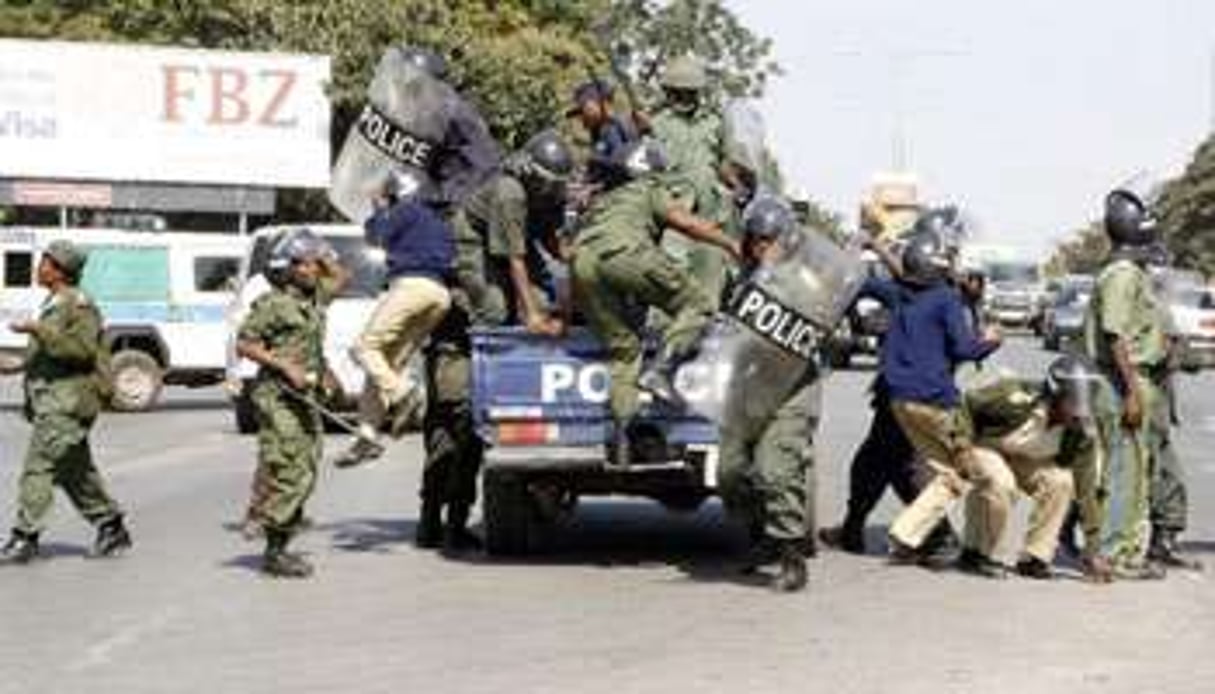 Déploiement de policiers zambiens lors d’une opération en mai à Lusaka. © AFP