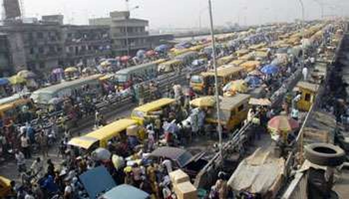 Vendeurs sur le Cater Bridge à Lagos, métropole de près de 15 millions d’habitants. © AFP
