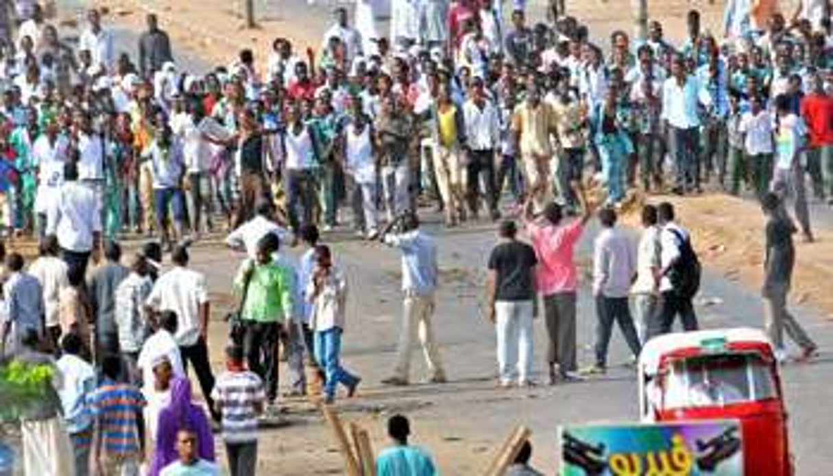 Des manifestants contre l’augmentation du prix du carburant à Khartoum, le 23 septembre 2013. © AFP
