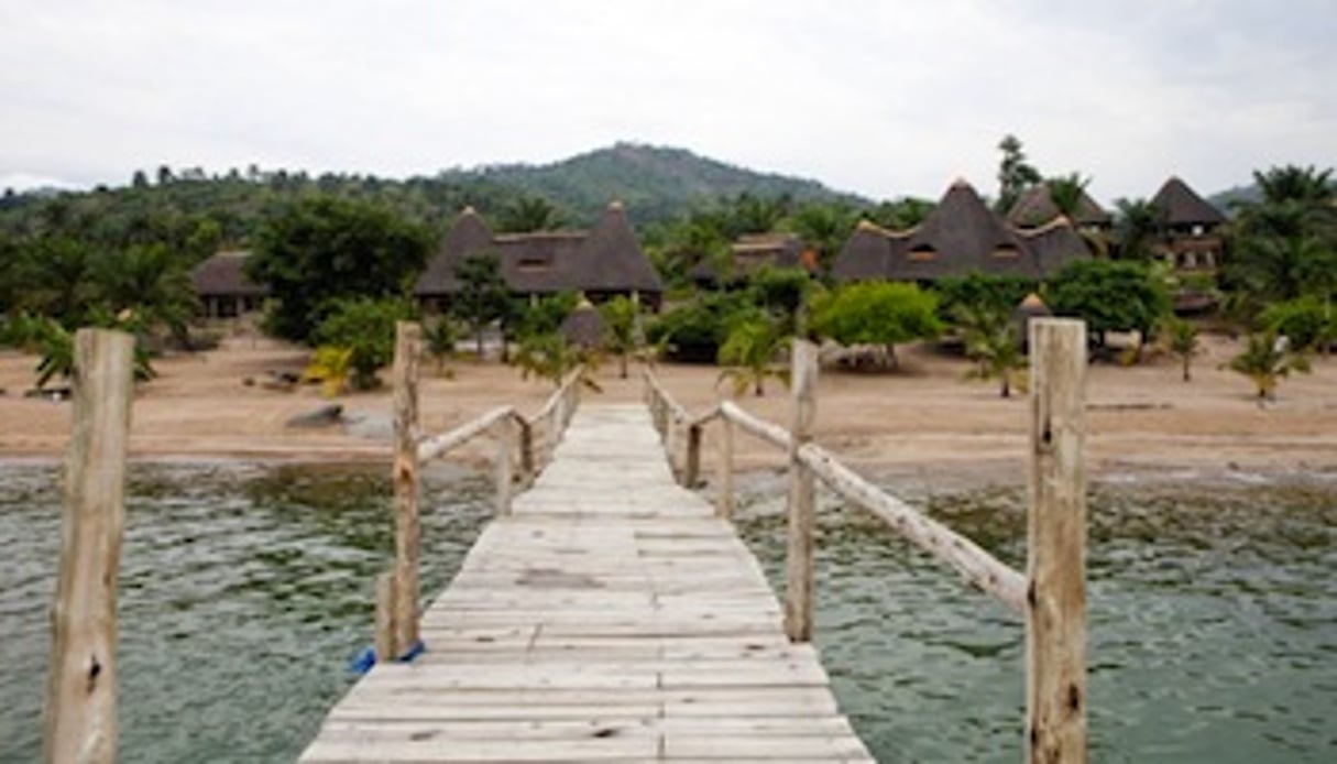 Situé au bord du lac Tanganyika, l’hôtel dispose d’une plage et propose des activités nautiques. © Tanganyika Bluebay Resort