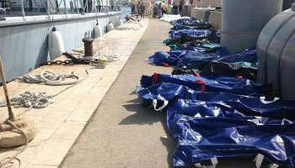 Des corps de migrants entreposés sur un quai du port de Lampedusa. © Agence de santé de Palerme.