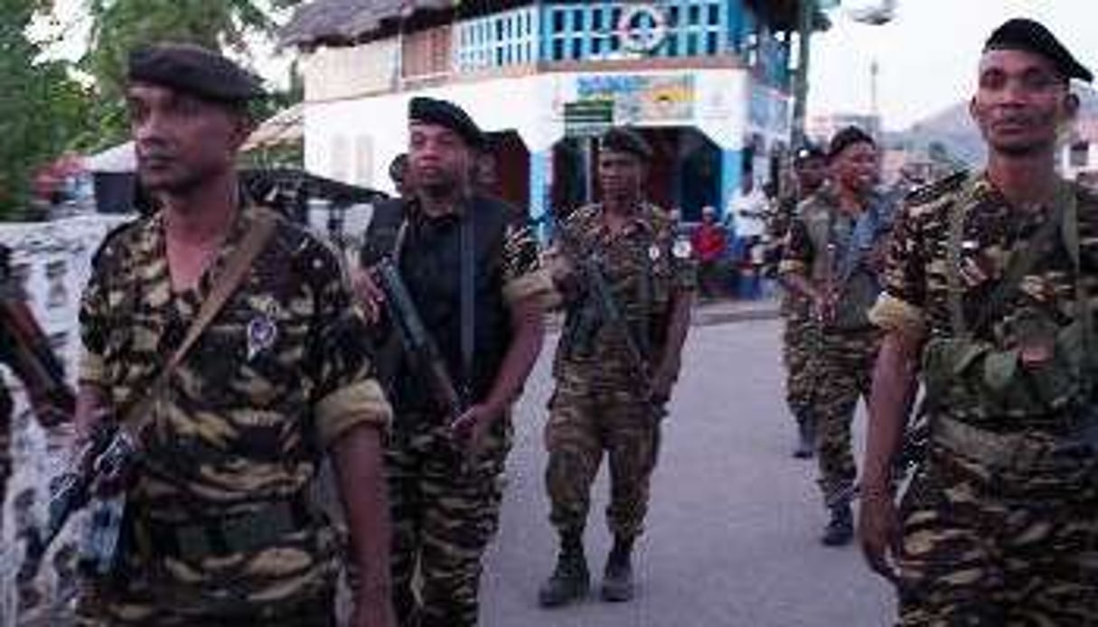 Des policiers patrouillent à Nosy Be après le lynchage de trois étrangers. © AFP