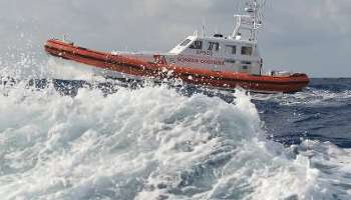 Un bateau des garde-côtes patrouille près du port de Lampedusa. © AFP