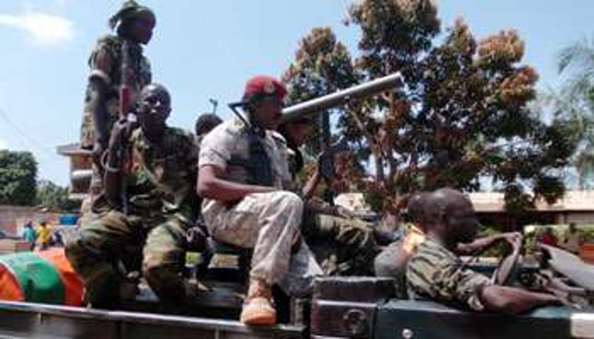 Des soldats de la Séléka fuient Bangui, le 10 septembre. © PACOME PABANDJI / AFP