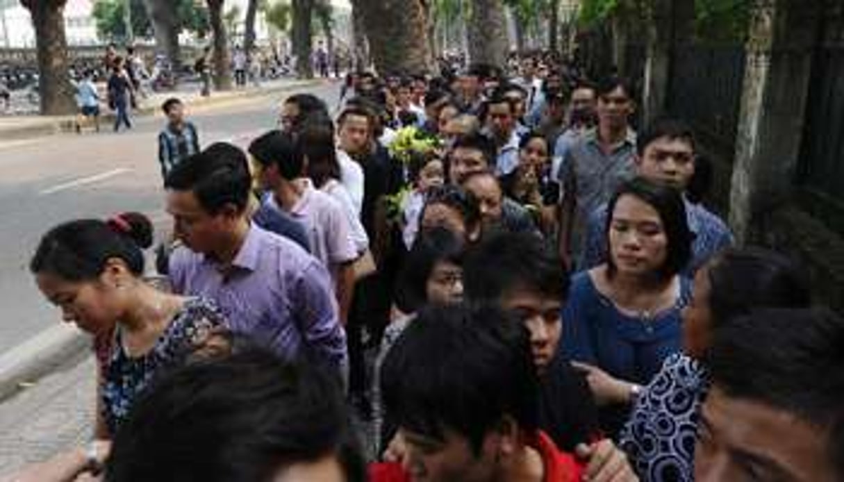Des milliers de Vietnamiens font la queue, à Hanoi, pour rendre hommage au général Giap. © AFP