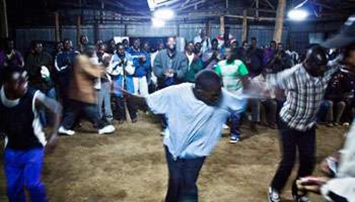 Des ex-combattants FDLR dansent en attendant le couvre-feu au camp de Mutobo. © Pierre Boisselet