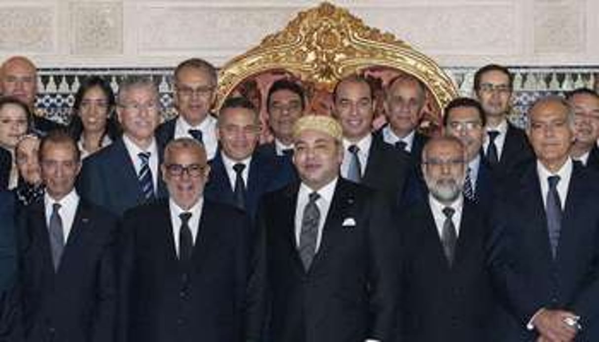 Mohammed VI posant avec son nouveau gouvernement, le 10 octobre 2013 à Rabat. © AFP