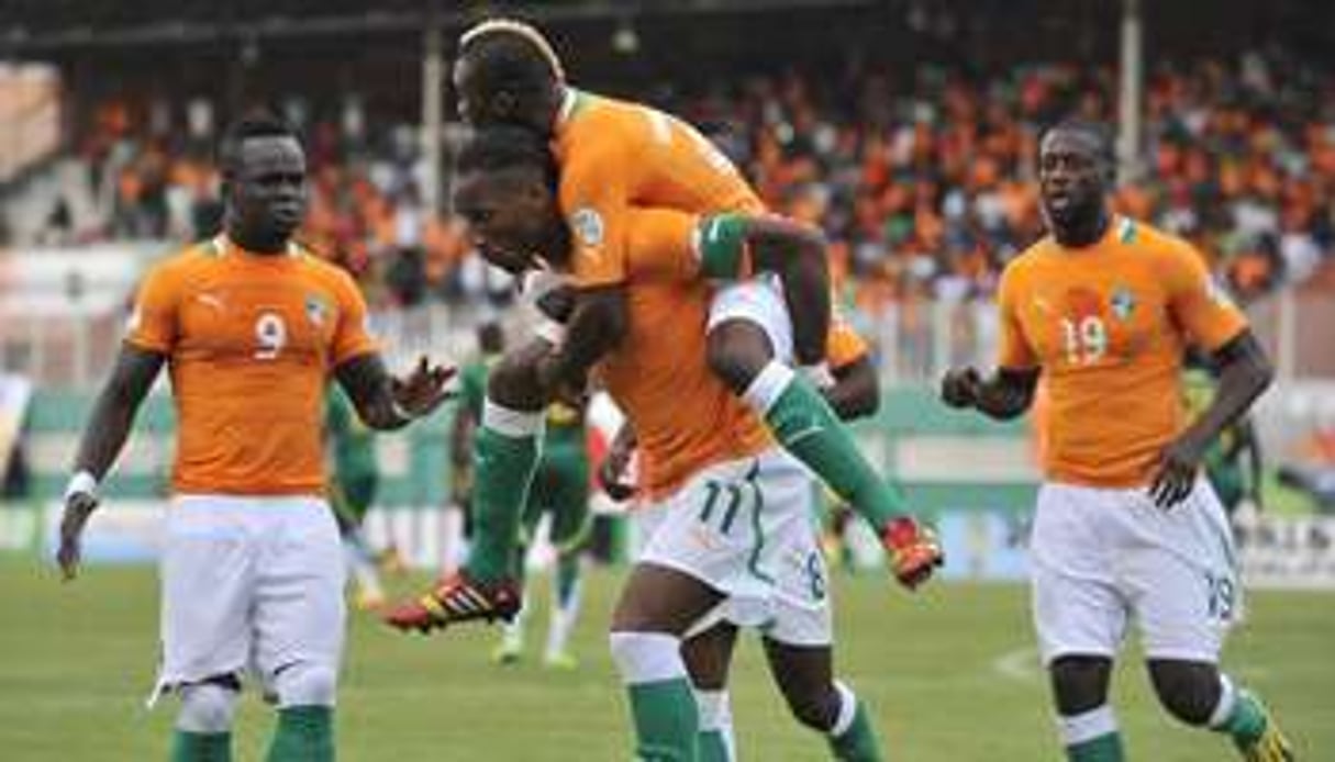 Didier Drogba (c) félicité par ses coéquipiers après son penalty réussi contre le Sénégal. © AFP
