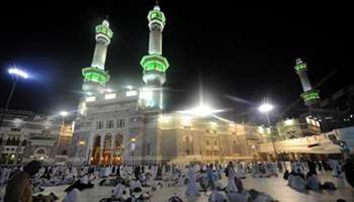 Les pélerins le 13 octobre 2013 devant la grande mosquée à La Mecque. © AFP