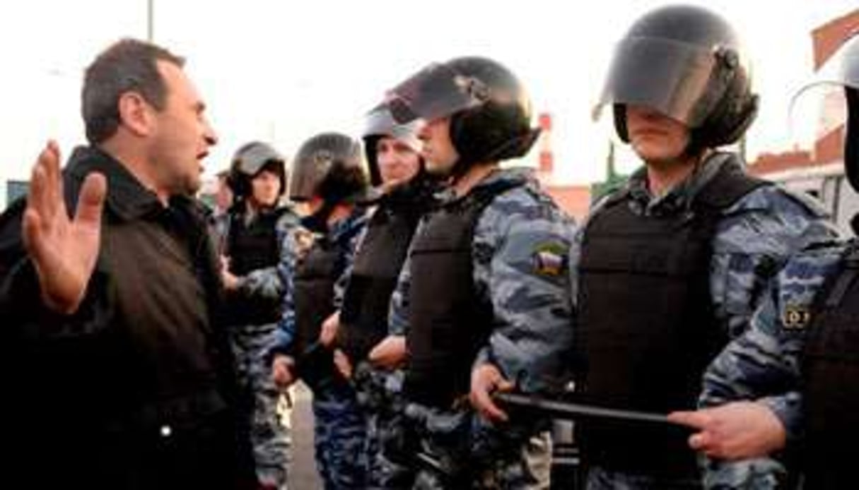 Un homme face aux policiers anti-émeutes dans le sud de Moscou. © AFP