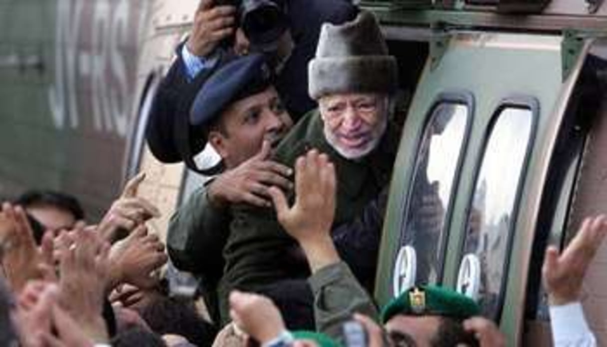 Yasser Arafat lors de son départ de Ramallah pour Paris, le 29 octobre 2004. © Odd Andersen/AFP