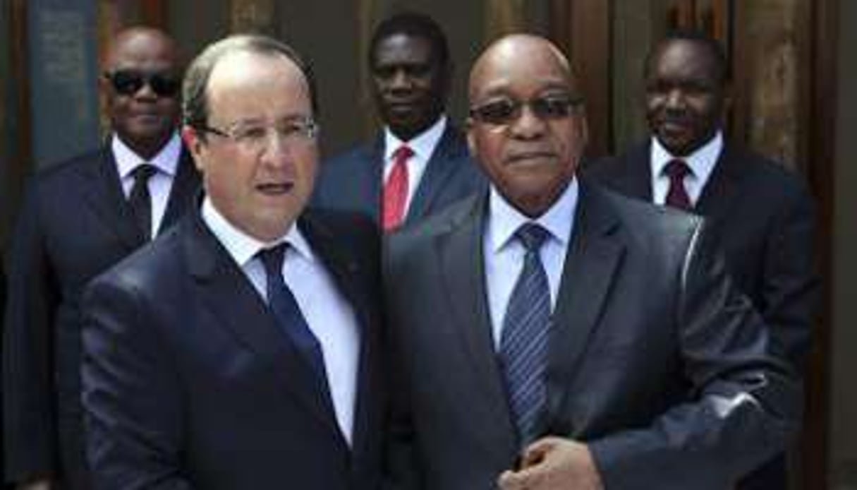 Jacob Zuma (d) et son homologue français François Hollande, le 14 octobre à Pretoria. © AFP