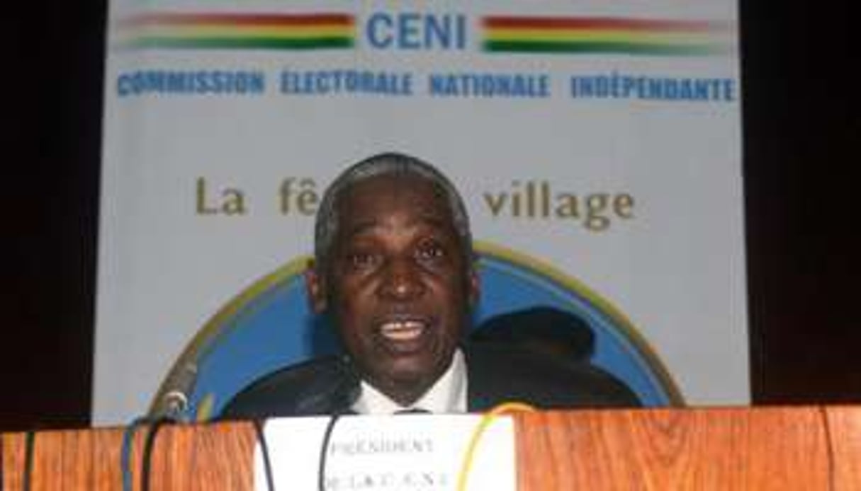 Bakary Fofana, président de la Ceni, donne les résultats des législatives, le 18 octobre 2013 à © Cellou Binani/AFP