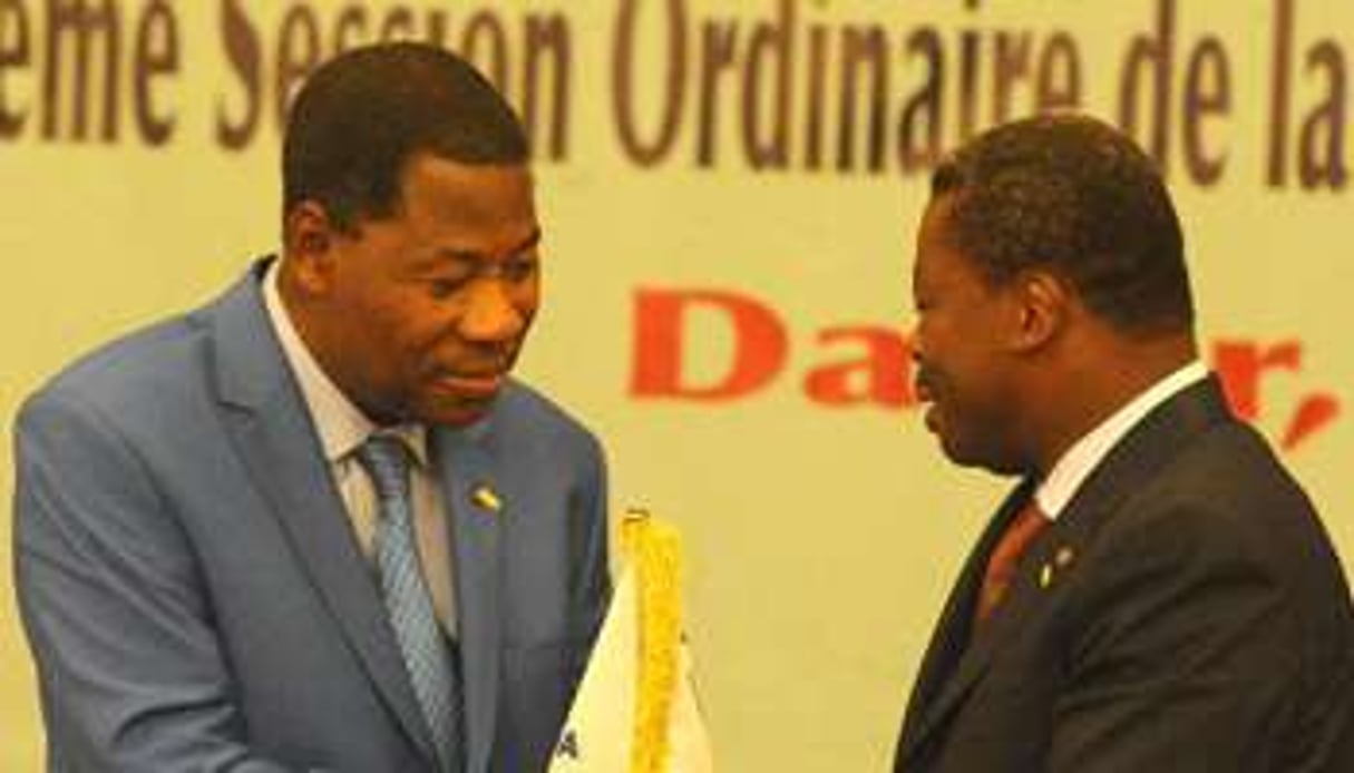 Thomas Boni Yayi (g), nouveau président de l’UEMOA, et Faure Gnassingbé, le 24 octobre à Dakar. © AFP