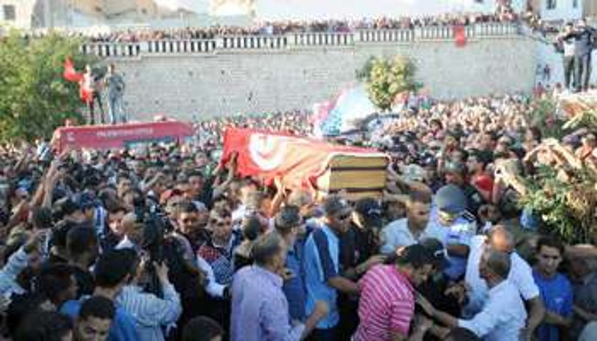 Une foule assiste aux funérailles de six gendarmes tués la veille, le 24 octobre 2013 à Kef. © Fethi Belaid/AFP