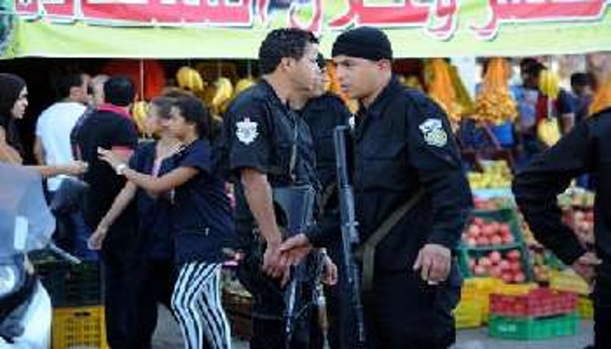 La police tunisienne inspecte les lieux d’un incident armé, le 25 octobre 2013. © AFP