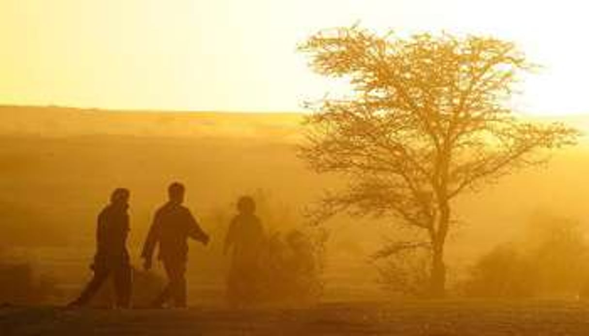 Des hommes dans le Sahara algérien. © AFP