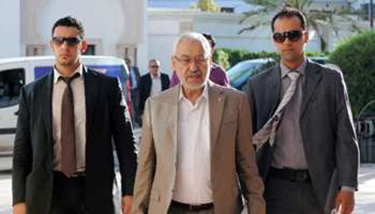 Le leader du parti islamiste Ennahda, Rached Ghannouchi (c), le 25 octobre 2013 à Tunis. © AFP
