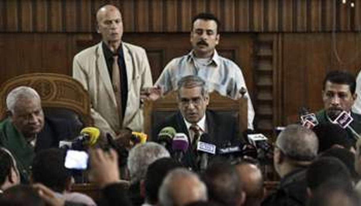 Le juge égyptien Mohammed Fahmy al-Qarmuty (c), le 29 octobre 2013 au Caire. © AFP/Khaled Desouki